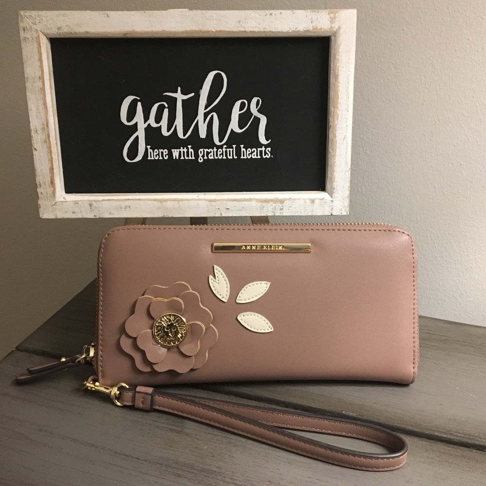 🎉HP 7/12🎉 Anne Klein Wristlet